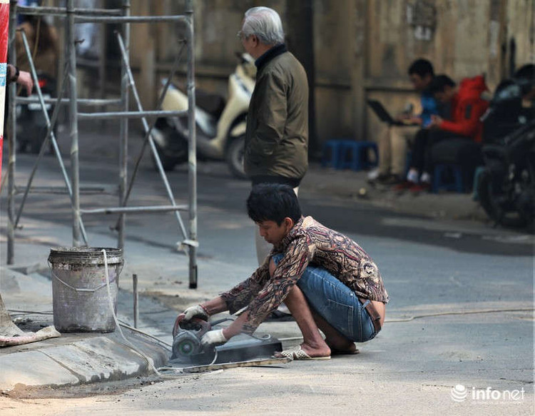 Mỗi khi công nhân cắt đá khiến bụi bay mù mịt.