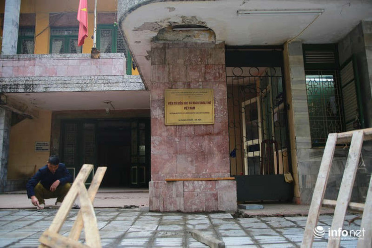 Tuyến phố Hàng Chuối (quận Hai Bà Trưng) cũng đang được đào xới gạch vỉa hè cũ để thay thế loại gạch mới.