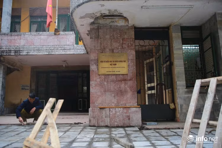 Tuyến phố Hàng Chuối (quận Hai Bà Trưng) cũng đang được đào xới gạch vỉa hè cũ để thay thế loại gạch mới.