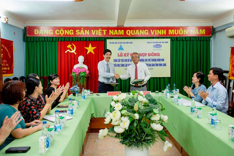 Ông Phạm Văn Hồng, Phó Giám đốc Sở GD và ĐT tỉnh Vĩnh Long và ông Nguyễn Quốc Khánh, Giám đốc Điều hành Nghiên cứu và Phát triển Vinamilk ký kết hợp đồng triển khai đề án Sữa học đường cho trẻ trường mầm non và tiểu học tỉnh Vĩnh Long.