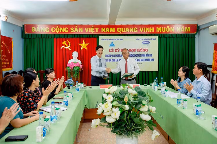 Ông Phạm Văn Hồng, Phó Giám đốc Sở GD và ĐT tỉnh Vĩnh Long và ông Nguyễn Quốc Khánh, Giám đốc Điều hành Nghiên cứu và Phát triển Vinamilk ký kết hợp đồng triển khai đề án Sữa học đường cho trẻ trường mầm non và tiểu học tỉnh Vĩnh Long.