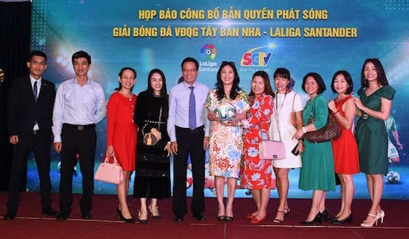 Chụp hình lưu niệm.