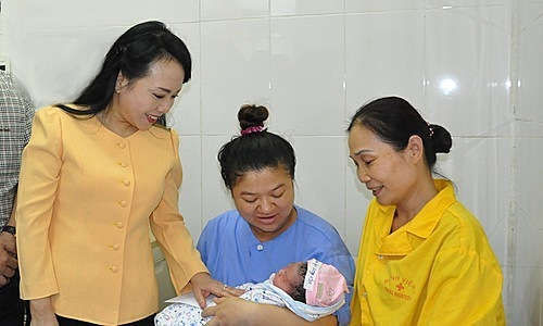 Bộ trưởng Nguyễn Thị Kim Tiến trong chuyến công tác cuối cùng tại Thái Nguyên. Ảnh: BYT.