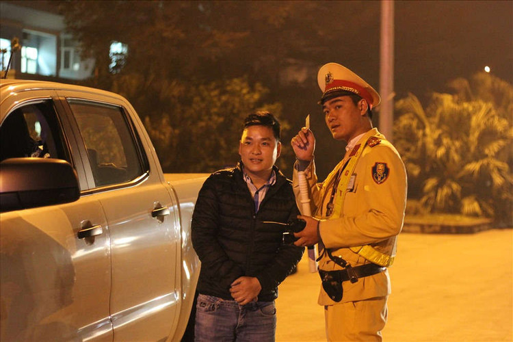 Cảnh sát giao thông hướng dẫn người điều khiển phương tiện thực hiện các quy định khi tham gia giao thông.