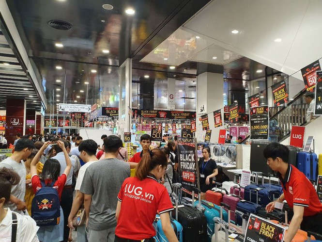 Black Friday: Chen lấn săn hàng giảm giá trong đêm Sài Gòn - ảnh 10