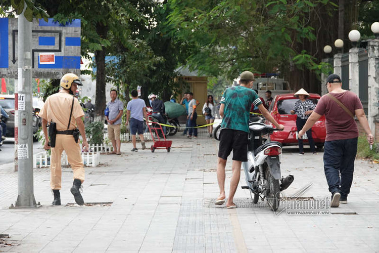 Vội vã quặt xe chạy trốn cảnh sát 141, cô gái nổi nhất phố Hà Nội