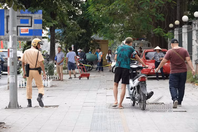 Vội vã quặt xe chạy trốn cảnh sát 141, cô gái nổi nhất phố Hà Nội