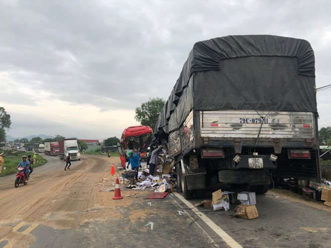 Chiếc xe tải và xe khách đều nát bét phần đầu, khiến cả hai tài xế tử vong Ảnh: Quế Hà