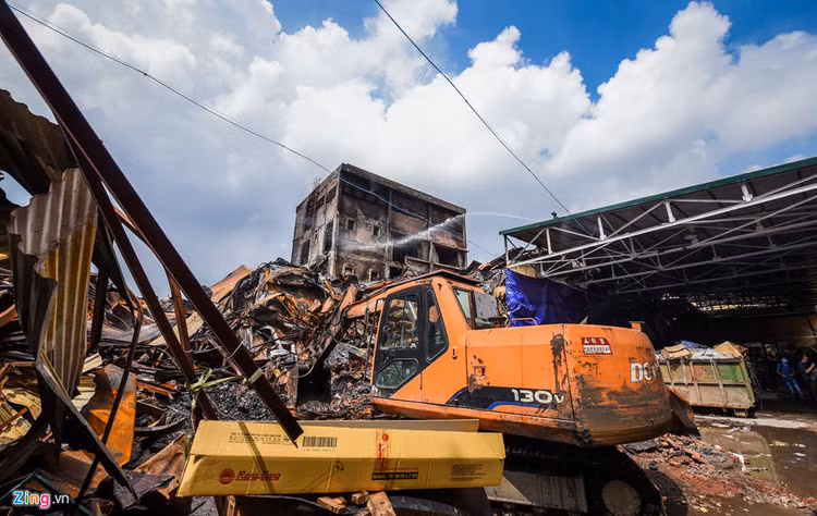 Canh quan doi tay doc hien truong vu chay Rang Dong hinh anh 2 