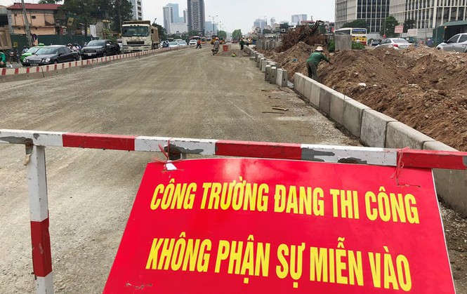Cận cảnh các công trình thi công 'rùa' gây ô nhiễm bụi - ảnh 1