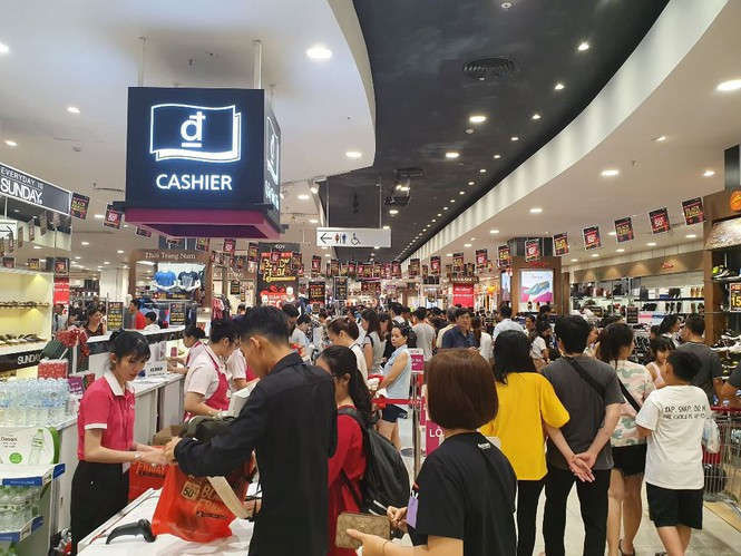 Black Friday: Chen lấn săn hàng giảm giá trong đêm Sài Gòn - ảnh 6