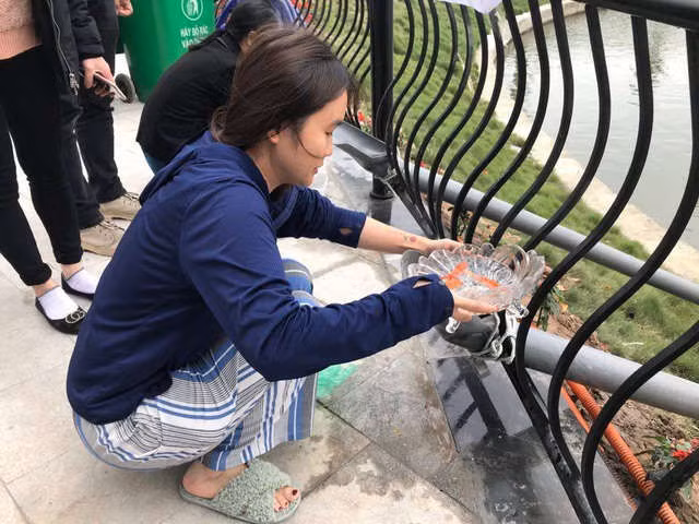 Hà Nội: Cá chép đi cầu trượt lên chầu Trời - 7