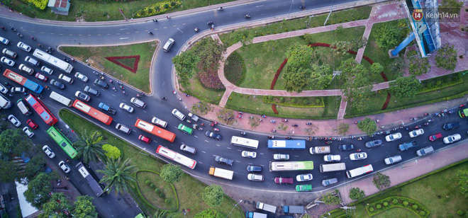 Chùm ảnh Flycam ấn tượng về cảnh đông đúc tại cửa ngõ bến xe miền Đông ngày 26 Tết - Ảnh 8.