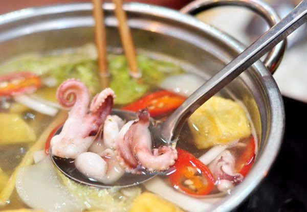 Là món ăn được nhiều người ưa thích, ít ai nghĩ rằng lẩu lại có thể là món ăn dẫn đến bệnh ung thư đại trực tràng nếu ăn thường xuyên.