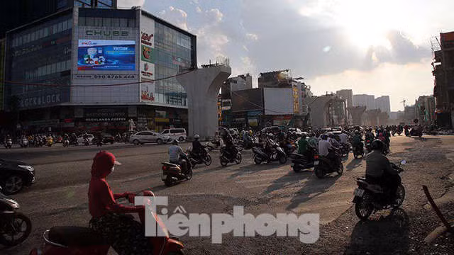 Người dân khốn khổ luồn lách trong khói bụi khi qua đại công trường vành đai 2 - Ảnh 8.