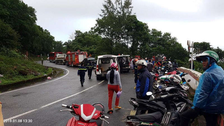 Xe khách rơi trên đèo Hải Vân, 21 sinh viên bị nạn - ảnh 1