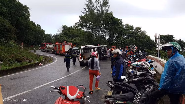 Xe khách rơi trên đèo Hải Vân, 21 sinh viên bị nạn - ảnh 1