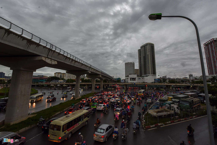 Troi toi thui, nguoi dan chat vat di lam trong canh un tac hinh anh 1 
