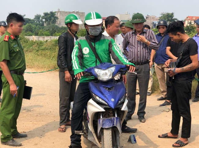 Nghi can Giáp (bên trái, áo đen) tại nơi thực nghiệm vụ án. Ảnh: Phạm Dự