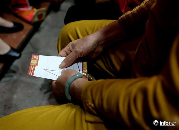 Khách hàng đến mua vàng được nhân viên phát số thứ tự để vào mua vàng.