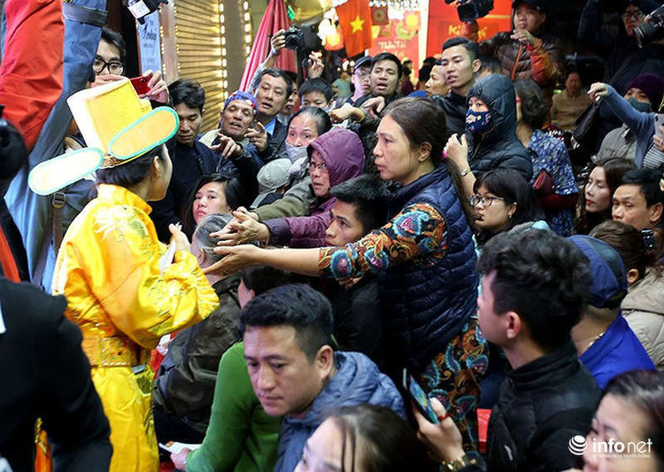 Không khí trước cửa hàng vàng càng gần đến giờ mở cửa càng &quot;nóng&quot; do ai cũng muốn mua vàng sớm nhất.