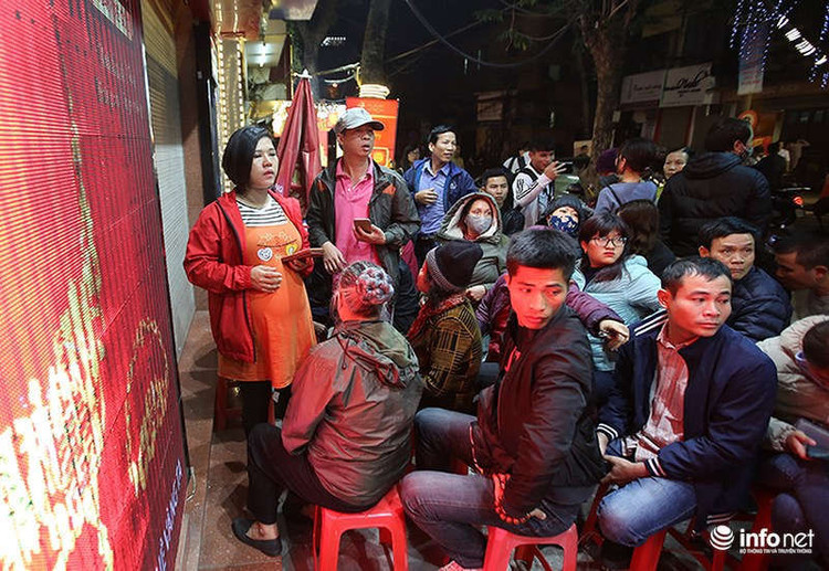 Từ sáng sớm nay (10 tháng Giêng âm lịch), rất nhiều người đã xếp hàng tại các cửa hàng vàng trên phố Trần Nhân Tông (Hà Nội) để chờ mua vàng trong ngày Thần Tài.