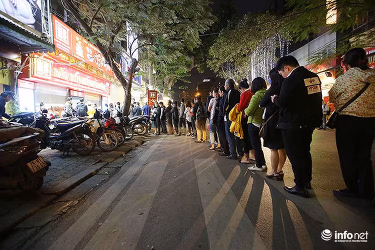 Theo quan sát của PV Infonet, mới 5h sáng nhưng hàng người xếp hàng trước cửa hàng vàng của Công ty Bảo tín Minh Châu đã kéo dài từ vỉa hè xuống tới lòng đường.