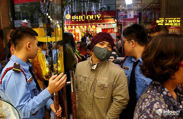 Đúng 6h30, cửa hàng Bảo Tín Minh Châu bắt đầu mở cửa bán hàng. (Trong ảnh: Những khách hàng đầu tiên được hướng dẫn vào mua vàng).