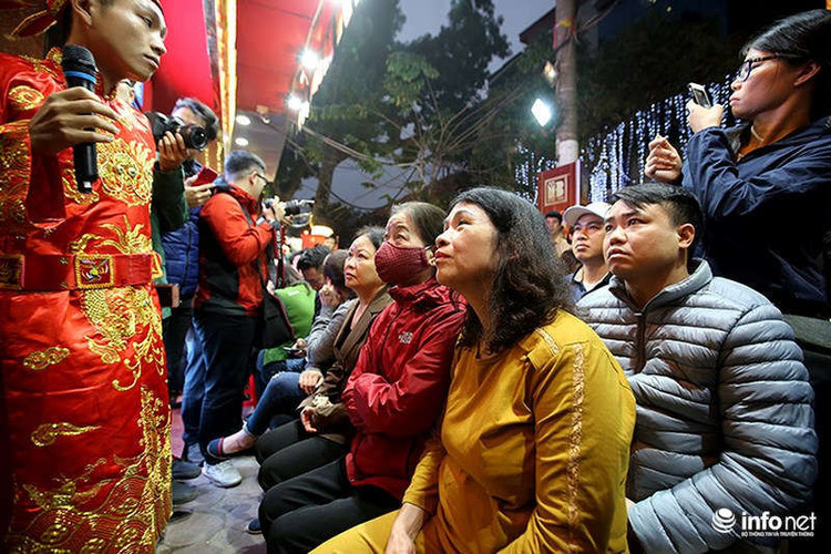 Ngày Thần Tài và Valentine năm nay trùng nhau, sức mua vì thế được dự đoán khá lớn ở cả 2 phân khúc khách hàng là người mua cầu may và mua vàng tặng tình nhân.