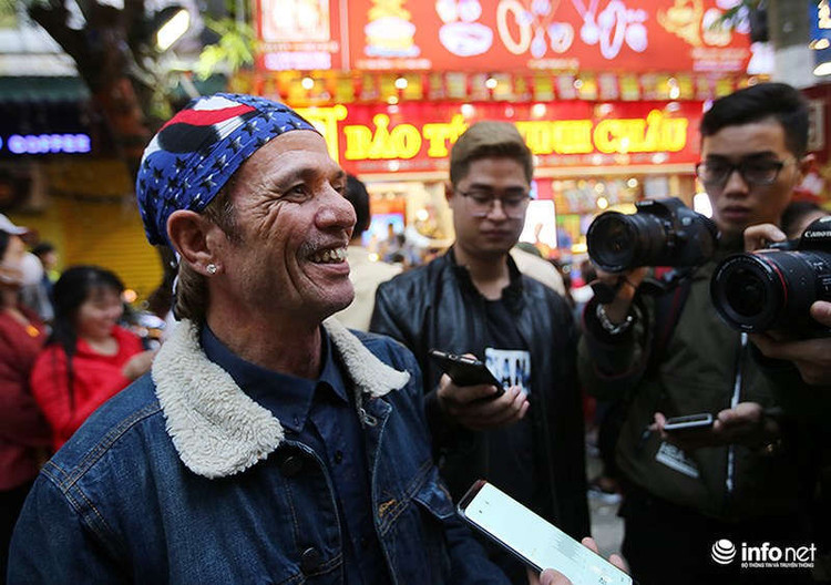 Ông Nguyễn Văn Hùng - nhà Yên Sở (Hà Nội) xếp hàng từ 1h sáng để chờ mua vàng, ông Hùng cho biết đã nhiều năm nay ông có thói quen mua vàng trong ngày Thần Tài để mong muốn gặp may mắn trong năm.