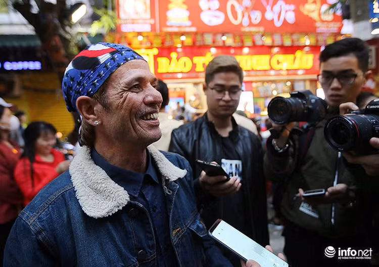 Ông Nguyễn Văn Hùng - nhà Yên Sở (Hà Nội) xếp hàng từ 1h sáng để chờ mua vàng, ông Hùng cho biết đã nhiều năm nay ông có thói quen mua vàng trong ngày Thần Tài để mong muốn gặp may mắn trong năm.