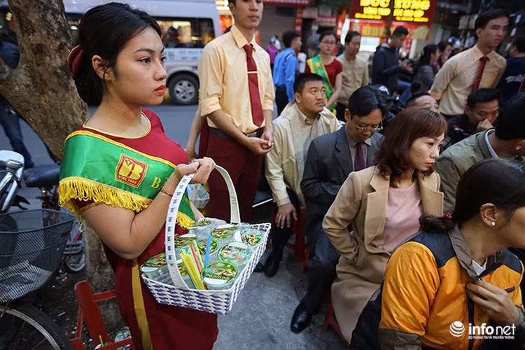 Nhân viên bán hàng khá vất vả để hướng dẫn, hỗ trợ người dân vào mua vàng.