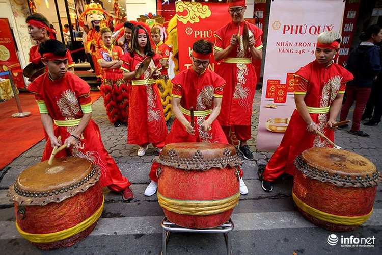 Theo quan niệm dân gian, nếu xuất tiền mua vàng trong ngày vía Thần Tài mùng 10 tháng Giêng sẽ nhận được nhiều may mắn, công việc hanh thông, đắc tài đắc lộc, tiền bạc rủng rỉnh cả năm. Ngày nay, việc mua vàng vào ngày Thần Tài còn mang ý nghĩa tâm linh rất lớn đối với những người làm ăn, buôn bán, cầu cho tiền tài của cải sẽ được Thần Tài phù hộ cho sinh sôi nảy nở trong suốt một năm mới kéo dài.