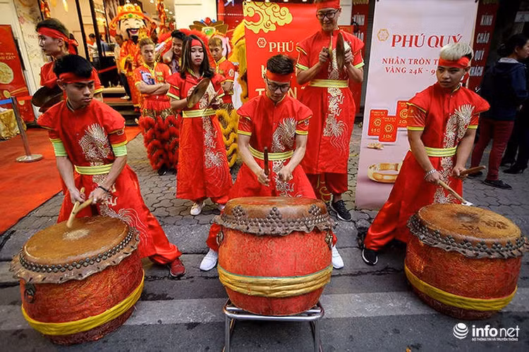 Theo quan niệm dân gian, nếu xuất tiền mua vàng trong ngày vía Thần Tài mùng 10 tháng Giêng sẽ nhận được nhiều may mắn, công việc hanh thông, đắc tài đắc lộc, tiền bạc rủng rỉnh cả năm. Ngày nay, việc mua vàng vào ngày Thần Tài còn mang ý nghĩa tâm linh rất lớn đối với những người làm ăn, buôn bán, cầu cho tiền tài của cải sẽ được Thần Tài phù hộ cho sinh sôi nảy nở trong suốt một năm mới kéo dài.