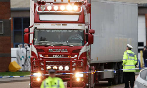 Chiếc xe tải được các nhân viên pháp y lái khỏi khu công nghiệp Waterglade, thị trấn Grays, hạt Essex hôm 23/10 để thu thập các thi thể và nhận dạng. Ảnh: Reuters