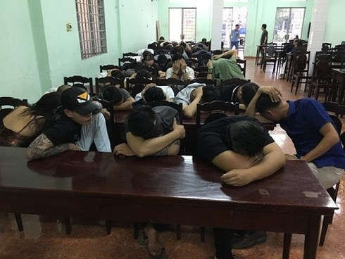 Các đối tượng bị đưa về trụ sở công an làm việc. (Ảnh :Công an Đồng Nai)