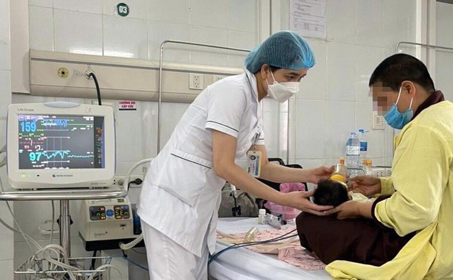 Bé V. được điều trị tại Bệnh viện Đa khoa Đông Anh - Ảnh: ANTD