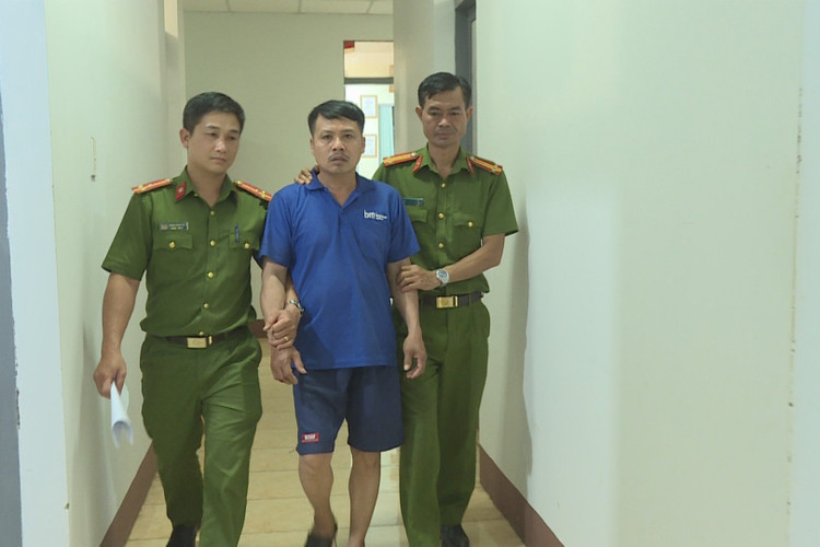 Cơ quan công an bắt giữ Nam để điều tra - Ảnh: VNN