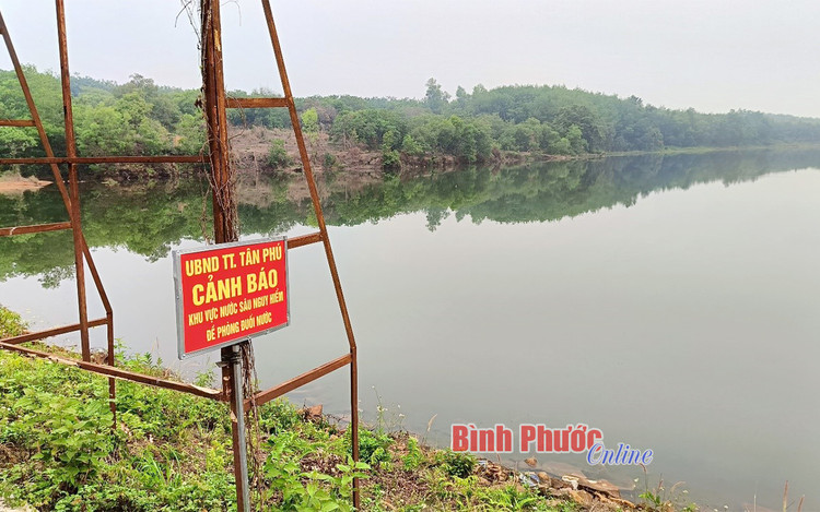 Hiện trường nơi phát hiện bà D. tử vong dưới đập Bà Mụ - Ảnh: Báo Bình Phước Online