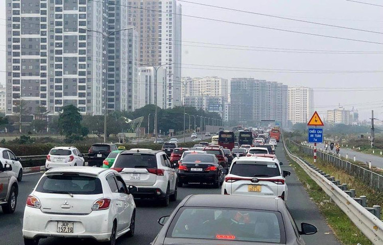 Phương tiện xếp hàng dài tại nút giao cuối đường cao tốc Pháp Vân hướng về trung tâm thành phố Hà Nội - Ảnh: Kinh tế đô thị