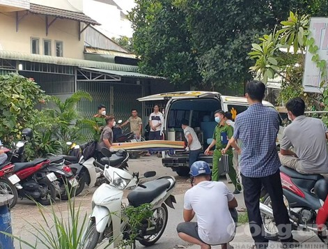 Thi thể nạn nhân được chuyển về nhà xác - Ảnh: Công an TP. HCM