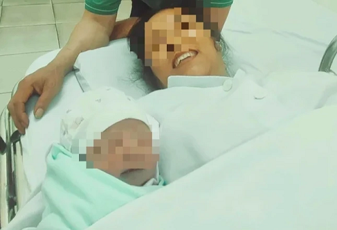 Sản phụ đã mang thai tự nhiên và sinh con ở tuổi 51 - Ảnh: VTC News