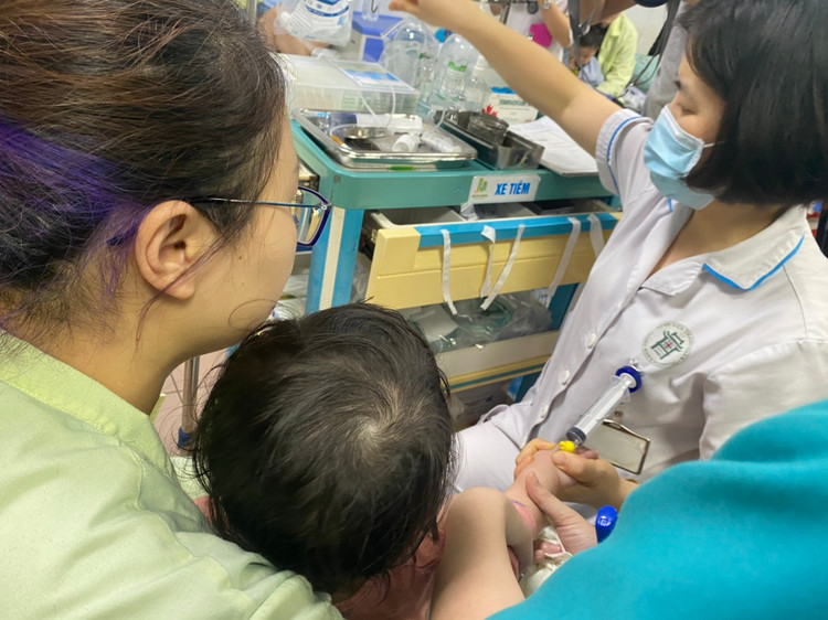 Trẻ mắc bệnh do virus RSV thường dễ nhầm lẫn với các bệnh lý hô hấp khác - Ảnh: Báo Tin tức