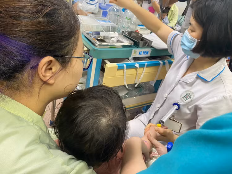 Trẻ mắc bệnh do virus RSV thường dễ nhầm lẫn với các bệnh lý hô hấp khác - Ảnh: Báo Tin tức