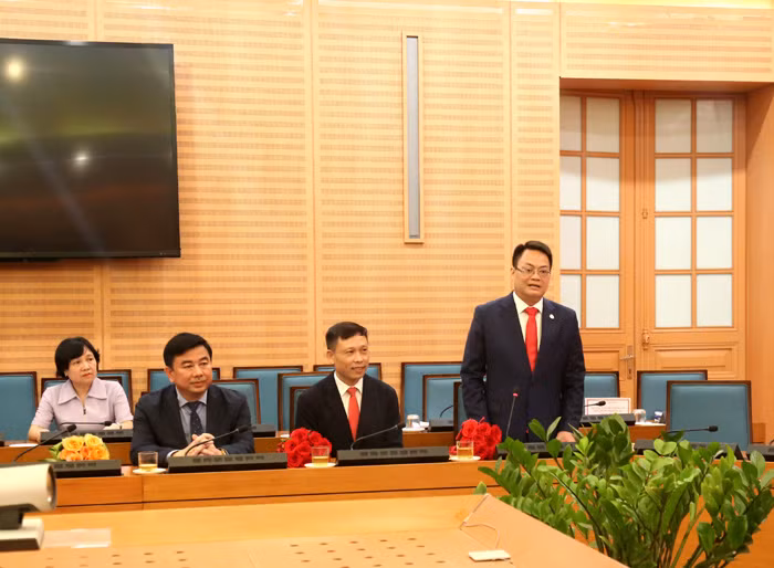 Tân Giám đốc Sở Thông tin và Truyền thông Hà Nội Nguyễn Việt Hùng phát biểu nhận nhiệm vụ - Ảnh: Hanoi.gov.vn