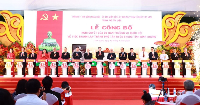 Quang cảnh lễ công bố Nghị quyết của Ủy ban Thường vụ Quốc hội về việc thành lập TP. Tân Uyên - Ảnh: VGP/Hải Minh