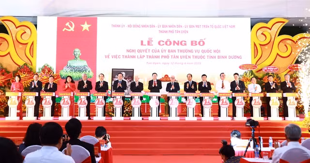 Quang cảnh lễ công bố Nghị quyết của Ủy ban Thường vụ Quốc hội về việc thành lập TP. Tân Uyên - Ảnh: VGP/Hải Minh