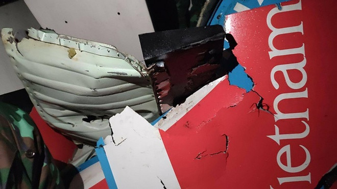 Mảnh vỡ của máy bay Bell 505 được trục vớt từ dưới biển. Ảnh: Tri thức trực tuyến