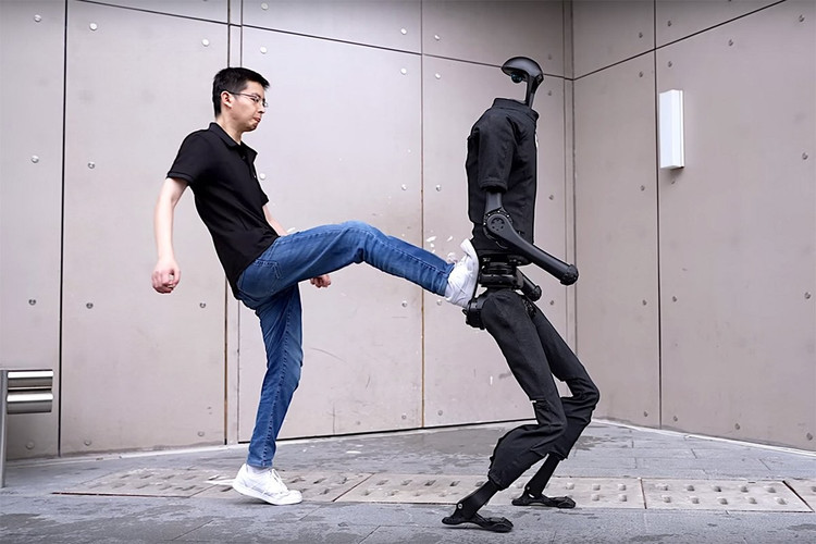 Robot Trung Quốc bất ngờ nổi điên, lao vào tấn công người - Hình 6 Robot Trung Quoc bat ngo noi dien, lao vao tan cong nguoi-Hinh-6