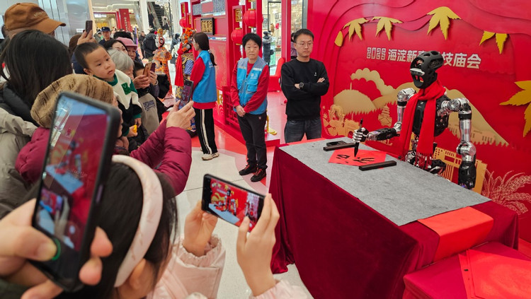 Robot Trung Quốc bất ngờ nổi điên, lao vào tấn công người - Hình 4 Robot Trung Quoc bat ngo noi dien, lao vao tan cong nguoi-Hinh-4